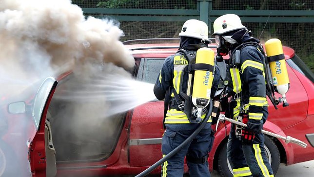 Bild: Brennendes Auto gel&ouml;scht