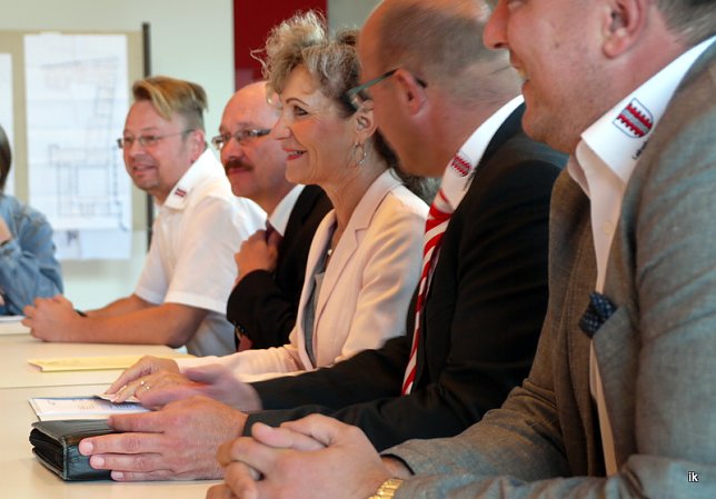 Bild: Ministerin &uuml;bergab F&ouml;rdermittel