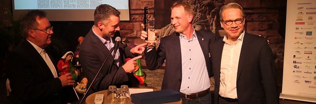 Bild: Tobias Helbing wird Unternehmer des Jahres