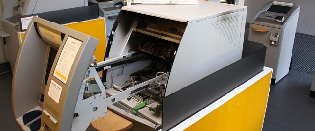 Bild: Gesprengter Geldausgabeautomat in der Nordh&auml;user Filiale der Commerzbank