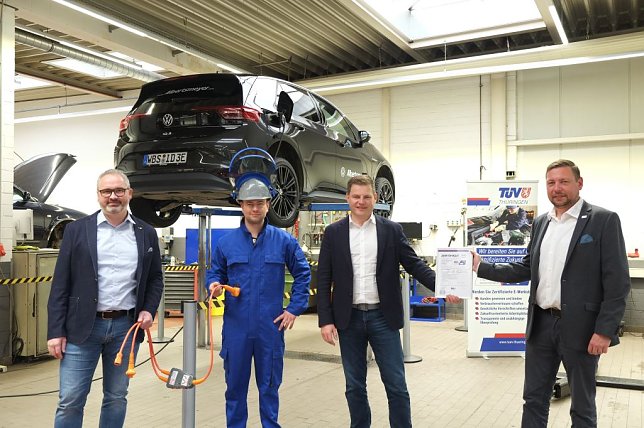 Bild: Von links: Serviceleiter Stefan Schmerbauch, Servicetechniker und Hochvoltexperte Daniel Herzberg, Gesch&auml;ftsf&uuml;hrer Sascha Albertsmeyer und Key-Account-Manager Christian Berger (T&Uuml;V Th&uuml;ringen)