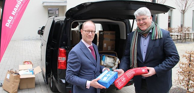 Bild: Thomas Malcherek (rechts) &uuml;bergibt die Verbandsk&auml;sten an Andreas Spie&szlig;. 