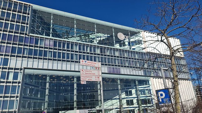 Bild: Das ZDF-Studio in Hamburg. Nat&uuml;rlich in bester Lage. Gleich daneben die Zentrale die SPIEGEL