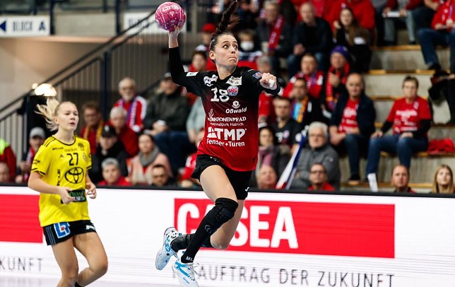 Bild: Wuchtiger Abschluss: Johanna Stockschl&auml;ger im Dezember in der Wiedigsburghalle gegen den IK S&auml;vehof aus Schweden