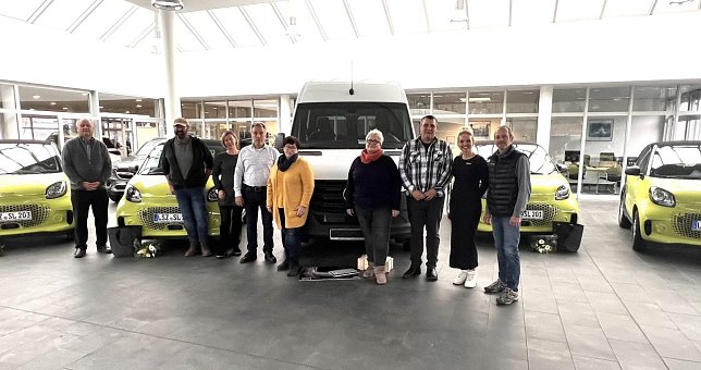 Bild: Vier smart und ein Sprinter an die Stiftung Landleben &uuml;bergeben