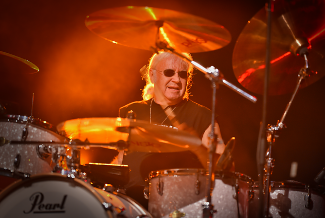 Bild: Ian Paice haut am Freitagabend ab 19 Uhr auf die Trommeln und Becken