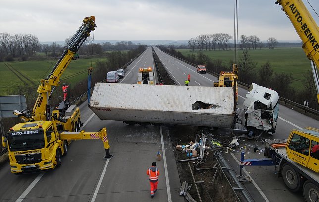 Bild: Der Lkw wird geborgen