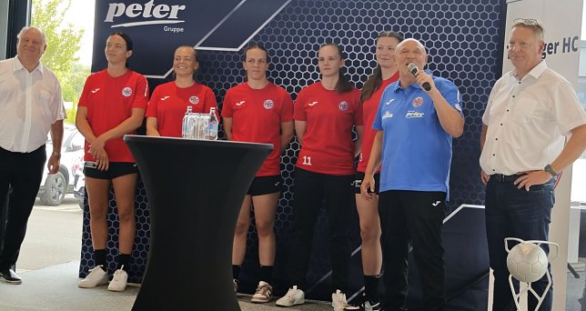 Bild: Die Handballdamen konnten f&uuml;r die kommende Saison neu verpflichtet werden. Mit auf der B&uuml;hne: Herbert M&uuml;ller, Robert B&ouml;hm und Helmut Peter