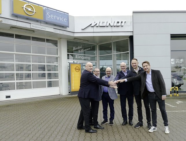 Bild: Von links: Helmut Peter (Inhaber & Gesch&auml;ftsf&uuml;hrer / Autohaus Peter Gruppe), Falk Kirsche (Gesellschafter / Autohaus Mundt), Matthias Mundt (Gesellschafter / Autohaus Mundt), Detlef G&uuml;nter (Gesellschafter / Autohaus Mundt), Andreas Peter (Inhaber & Gesch&auml;ftsf&uuml;hrer / Autohaus Peter Gruppe), Alexander K&auml;stner (Gesch&auml;ftsf&uuml;hrer / Automobile Peter GmbH)