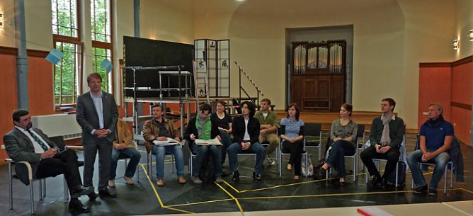 Ensemble steht (Foto: Karl-Heinz Herrmann)