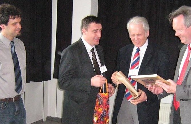 Geschenke mitgebracht (Foto: BIC)