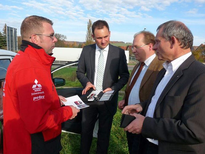 &Uuml;bergabe Fahrzeug (Foto: Karl-Heinz Herrmann)