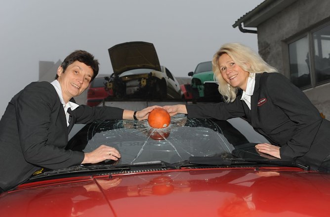 Barbara Haupt und Roswitha Huke vom Indoor-Organsitionsb&uuml;ro hoffen, dass David Storls Kugel nicht in der Frontscheibe landet.  (Foto: Indoor Org B&uuml;ro)