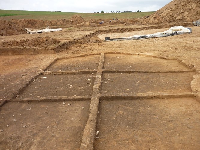 Grabungsfeld (Foto: Dr. Walter) Grabungsfeld (Foto: Dr. Walter)