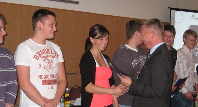 Europass wird übergeben (Foto: privat) Europass wird übergeben (Foto: privat)