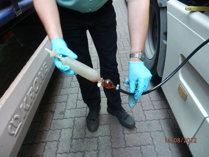 Der Sprit wird zur Kontrolle abgepumpt | Foto: Zoll (Foto: Zoll) Der Sprit wird zur Kontrolle abgepumpt | Foto: Zoll (Foto: Zoll)