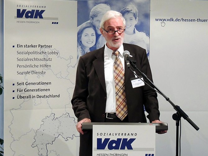 Mit Parlamentariern im Gespr&auml;ch (Foto: H.-P. Lippert)