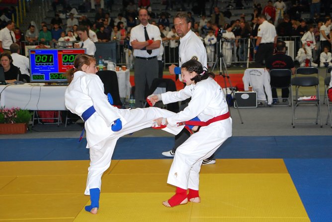 Lia Vogt (l, blau) mit Fußtechnik (Foto: Karin Eckert) Lia Vogt (l, blau) mit Fußtechnik (Foto: Karin Eckert)