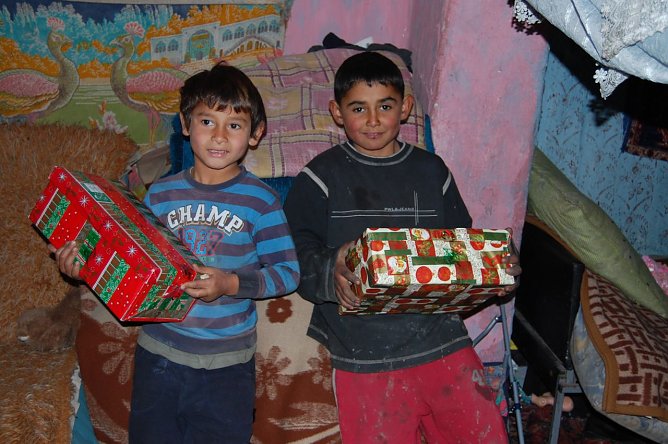 Zwei Jungen in Serbien mit ihren Geschenken (Foto: Verein Geschenke der Hoffnung)