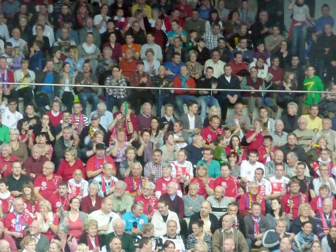 Die Fans treiben die Mannschaft an (Foto: nnz)