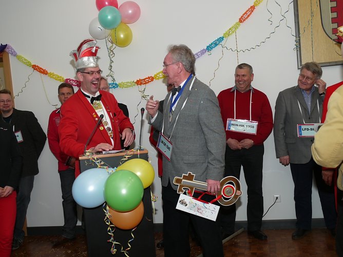 Schl&uuml;ssel&uuml;bergabe (Foto: Ilka K&uuml;hn)