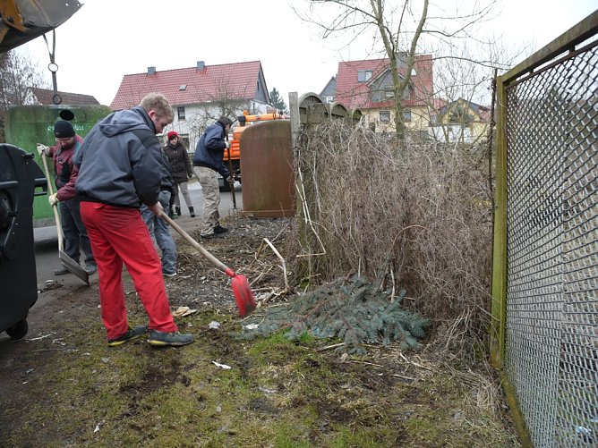 Fr&uuml;hjahrsputz in Uder (Foto: Ilka K&uuml;hn)