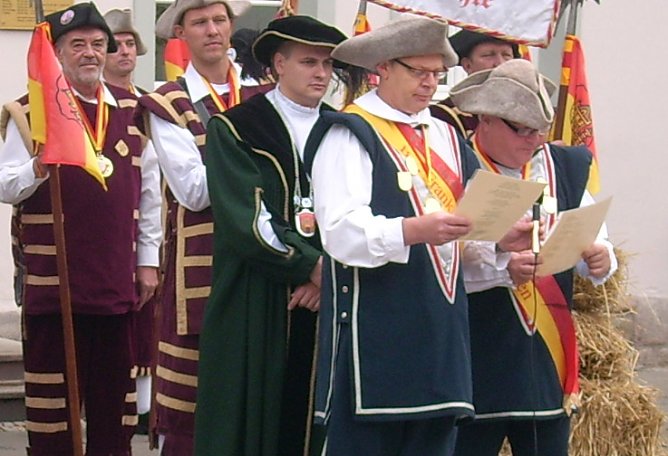 Umzug der Hausm&auml;nner (Foto: Karl-Heinz Herrmann)