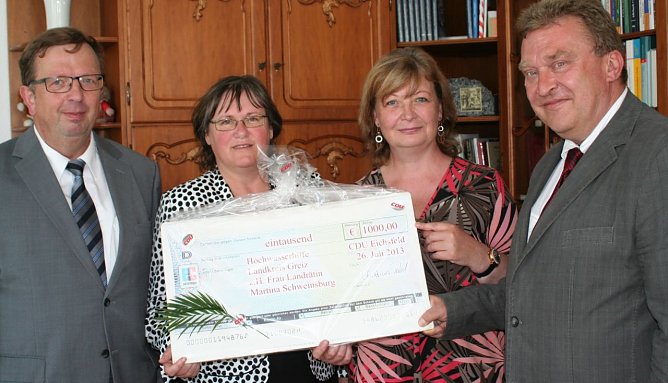 Spenden&uuml;bergabe (Foto: Ilona Roth)