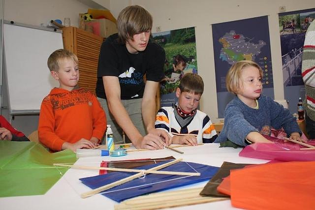 Drachen basteln (Foto: Uwe M&uuml;ller)
