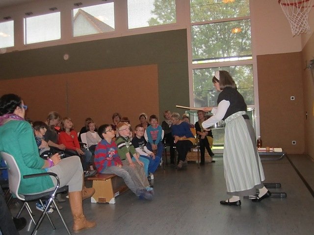 Ingrid Annel in der Tabaluga-Schule (Foto: Stadtbibliothek) Ingrid Annel in der Tabaluga-Schule (Foto: Stadtbibliothek)