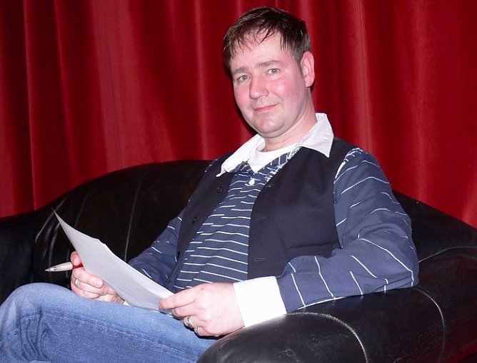 Zum letzten Mal auf dem schwarzen Sofa (Foto: Theater Nordhausen)