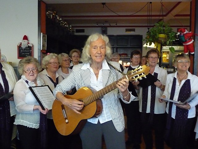 Auszeichnung für Chorleiterin Kohlstedt (Foto: Silke Senge) Auszeichnung für Chorleiterin Kohlstedt (Foto: Silke Senge)
