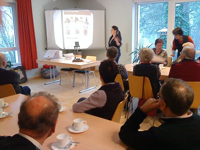 Erste Hilfe für Senioren (Foto: Tischbein) Erste Hilfe für Senioren (Foto: Tischbein)