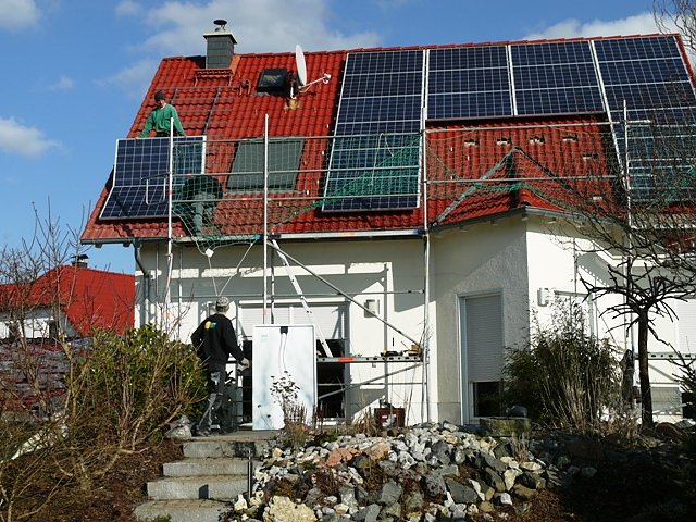 Bau Solaranlage (Foto: Ilka Kühn) Bau Solaranlage (Foto: Ilka Kühn)