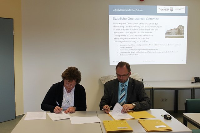 Vertragsunterzeichnung (Foto: Schulamt) Vertragsunterzeichnung (Foto: Schulamt)