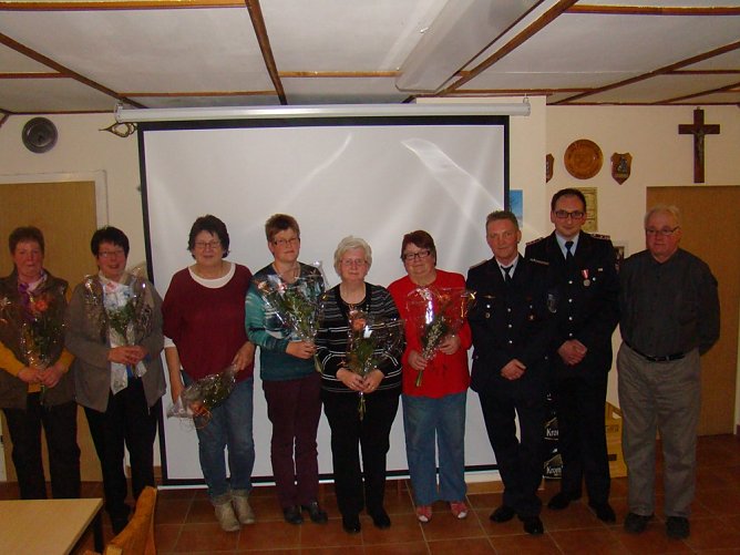 Rosen f&uuml;r die Frauen (Foto: Feuerwehr Geisleden)