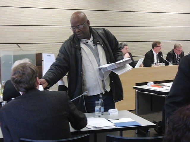 Flugblätter verteilt im Kreistag (Foto: Ilka Kühn) Flugblätter verteilt im Kreistag (Foto: Ilka Kühn)