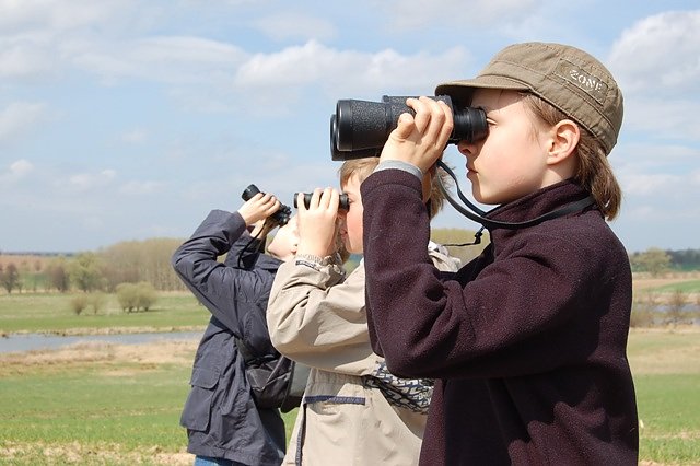 Mit dem Fernglas unterwegs (Foto:  Christoph Neumann)