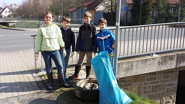 Grundsch&uuml;ler beim Fr&uuml;hjahrsputz (Foto: Marko Godau)