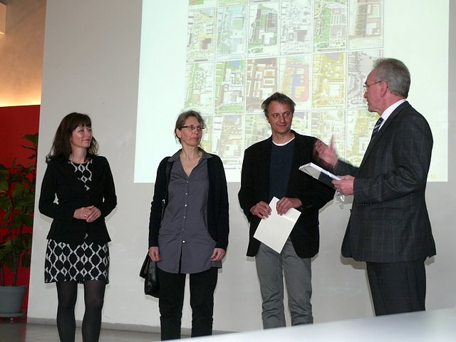 Gerd Rienhardt gratuliert den Siegern. Links Heike Roos (Foto: Ilka Kühn) Gerd Rienhardt gratuliert den Siegern. Links Heike Roos (Foto: Ilka Kühn)