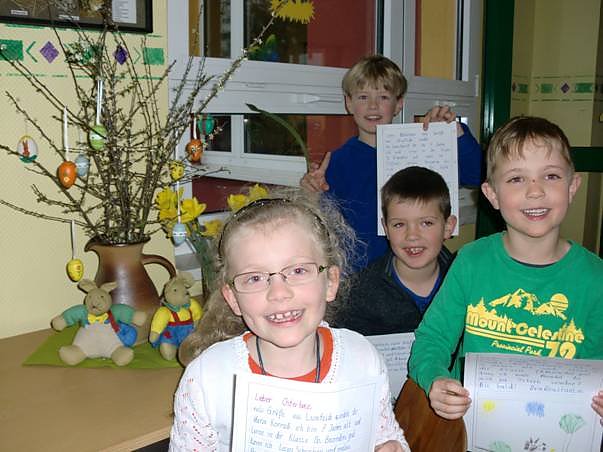 Schüler schreiben an Osterhasen (Foto: Heike Kaufhold) Schüler schreiben an Osterhasen (Foto: Heike Kaufhold)