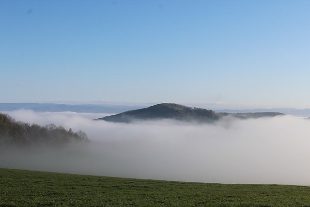 Morgend&auml;mmerung &uuml;ber den Sonnenstein (Foto: Gisela Reinhardt)