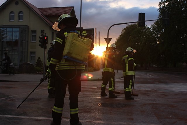 Beseitigung &Ouml;lspur (Foto: Feuerwehr Heiligenstadt)