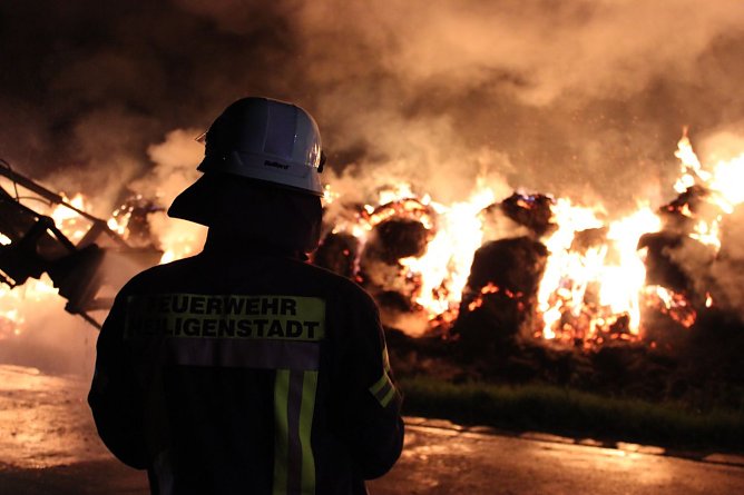 Strohballen brannten (Foto: Feuerwehr Heiligenstadt)