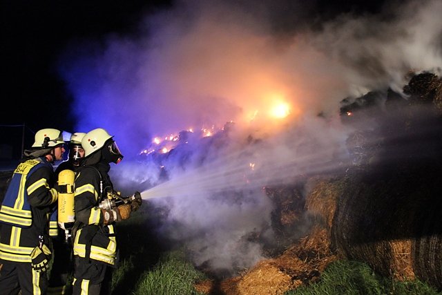 Strohballen brannten (Foto: Feuerwehr Heiligenstadt)