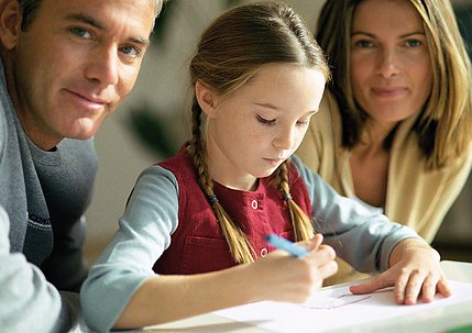 Kümmern um die Kinder (Foto: Agentur für Arbeit) Kümmern um die Kinder (Foto: Agentur für Arbeit)