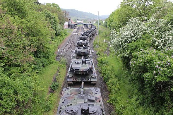 Die Panzer sind da (Foto: Karl-Heinz Herrmann) Die Panzer sind da (Foto: Karl-Heinz Herrmann)