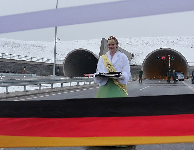 Eröffnung Schmücketunnel (Foto: Karl-Heinz Herrmann) Eröffnung Schmücketunnel (Foto: Karl-Heinz Herrmann)