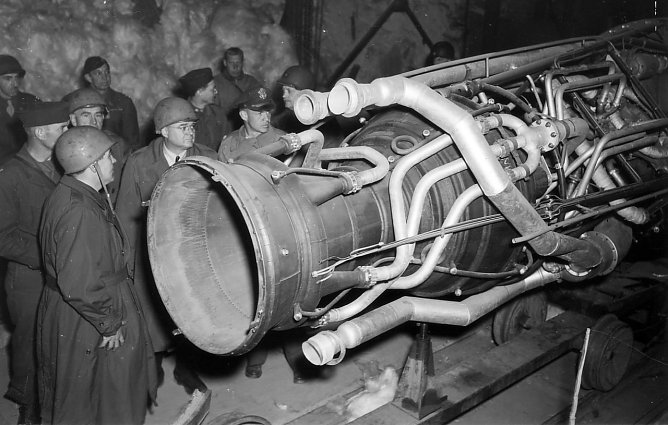 Amerikanische Kongressabgeordnete im befreiten KZ Mittelbau-Dora, Mai 1945. (Foto: National Archives Washington)