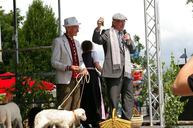 Reinhardt pr&auml;sentiert den neuen Schnaps (Foto: Ilka K&uuml;hn)